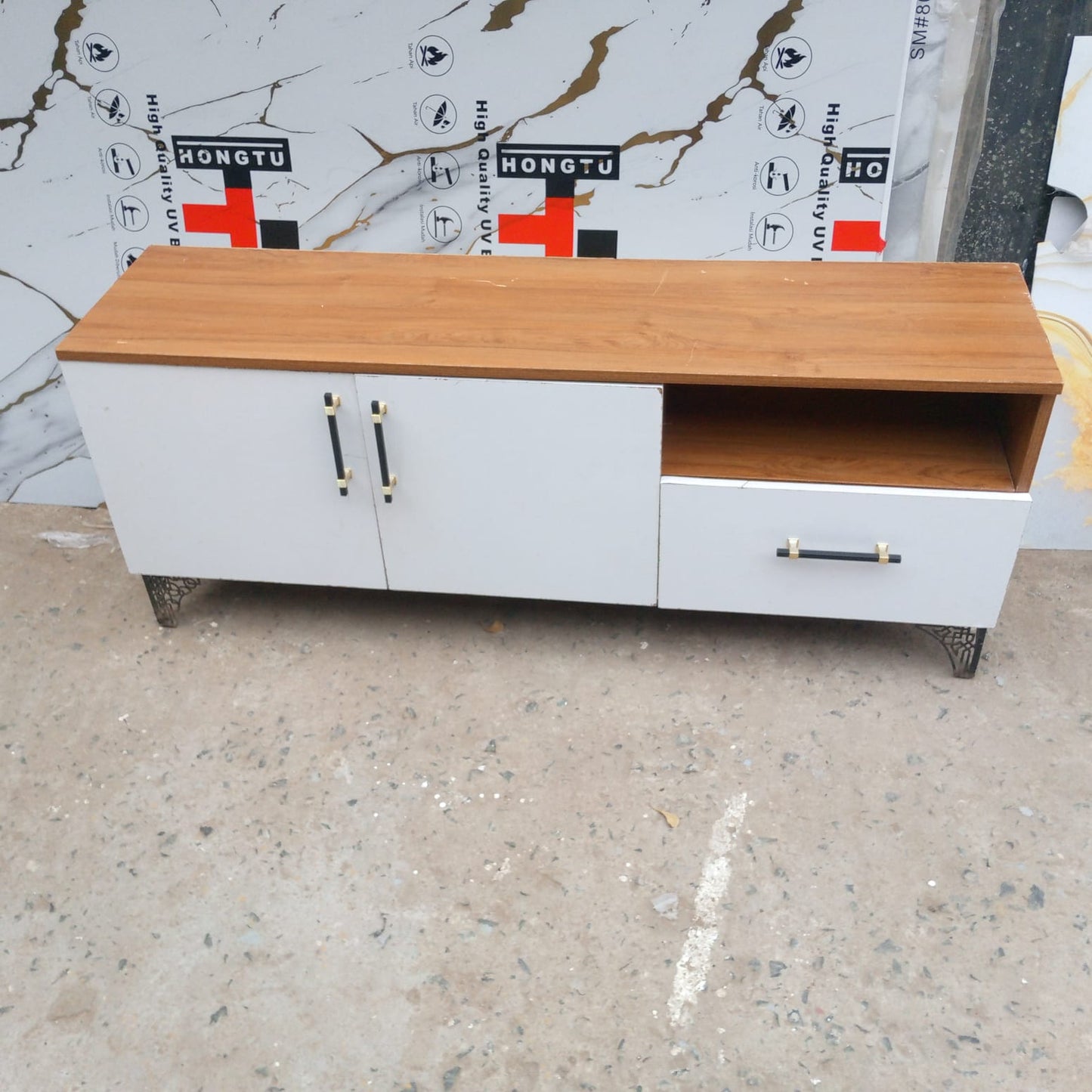 5.5 fts Box Executive modern lamating tv stand