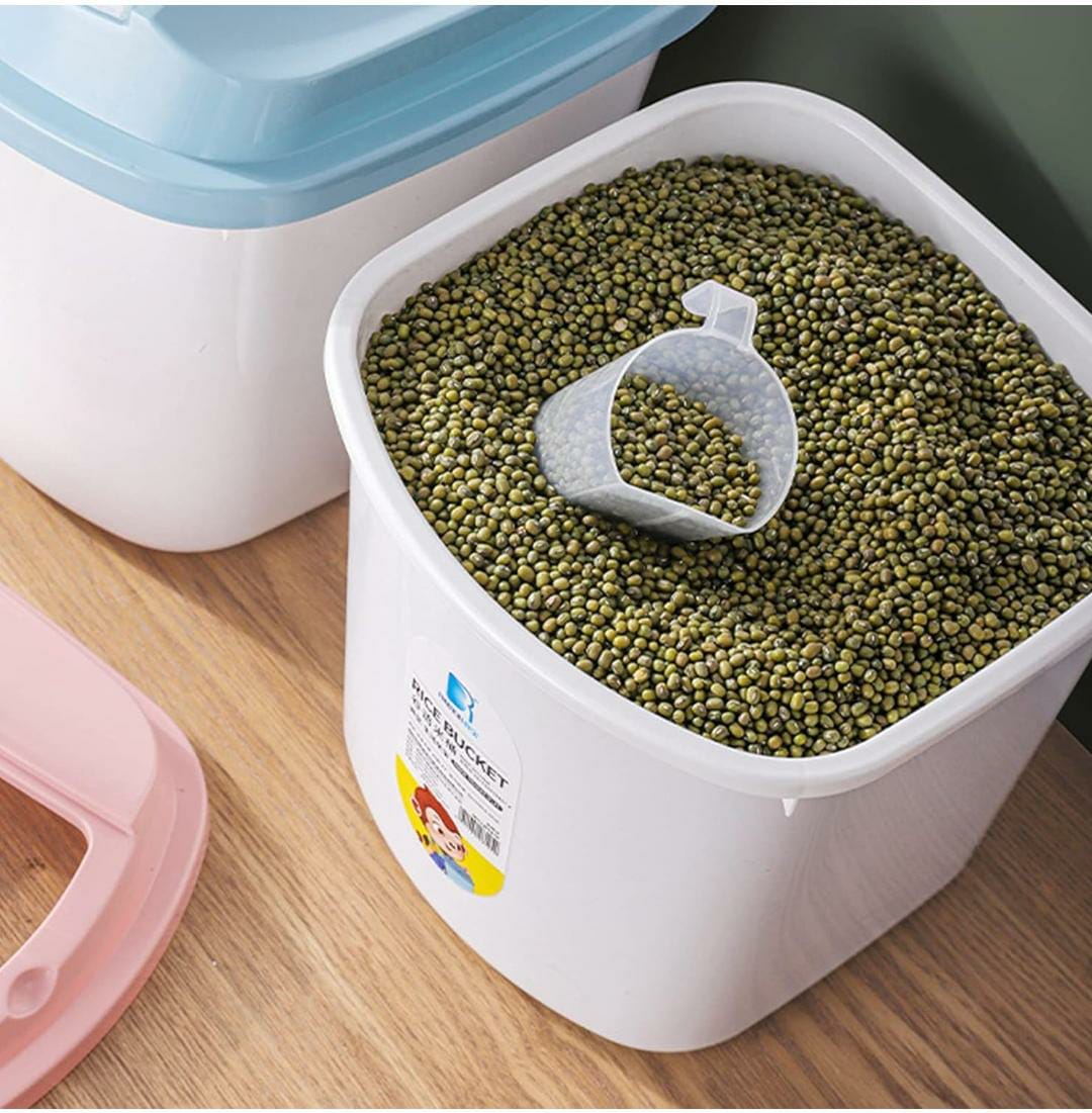 Rice/cereal bucket with measuring cup