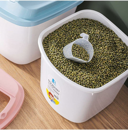 Rice/cereal bucket with measuring cup