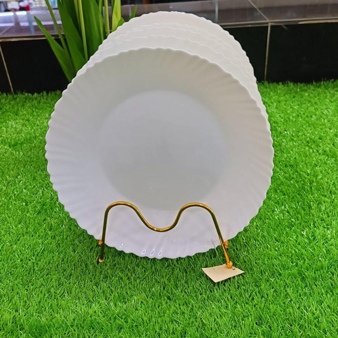 A set of 6 round dinner plates