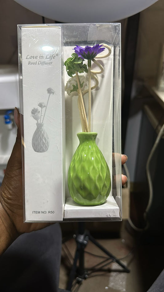 Decorative flowers &ceramic vase Reed diffuser