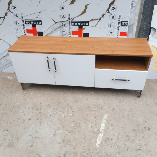 5.5 fts Box Executive modern lamating  tv stand