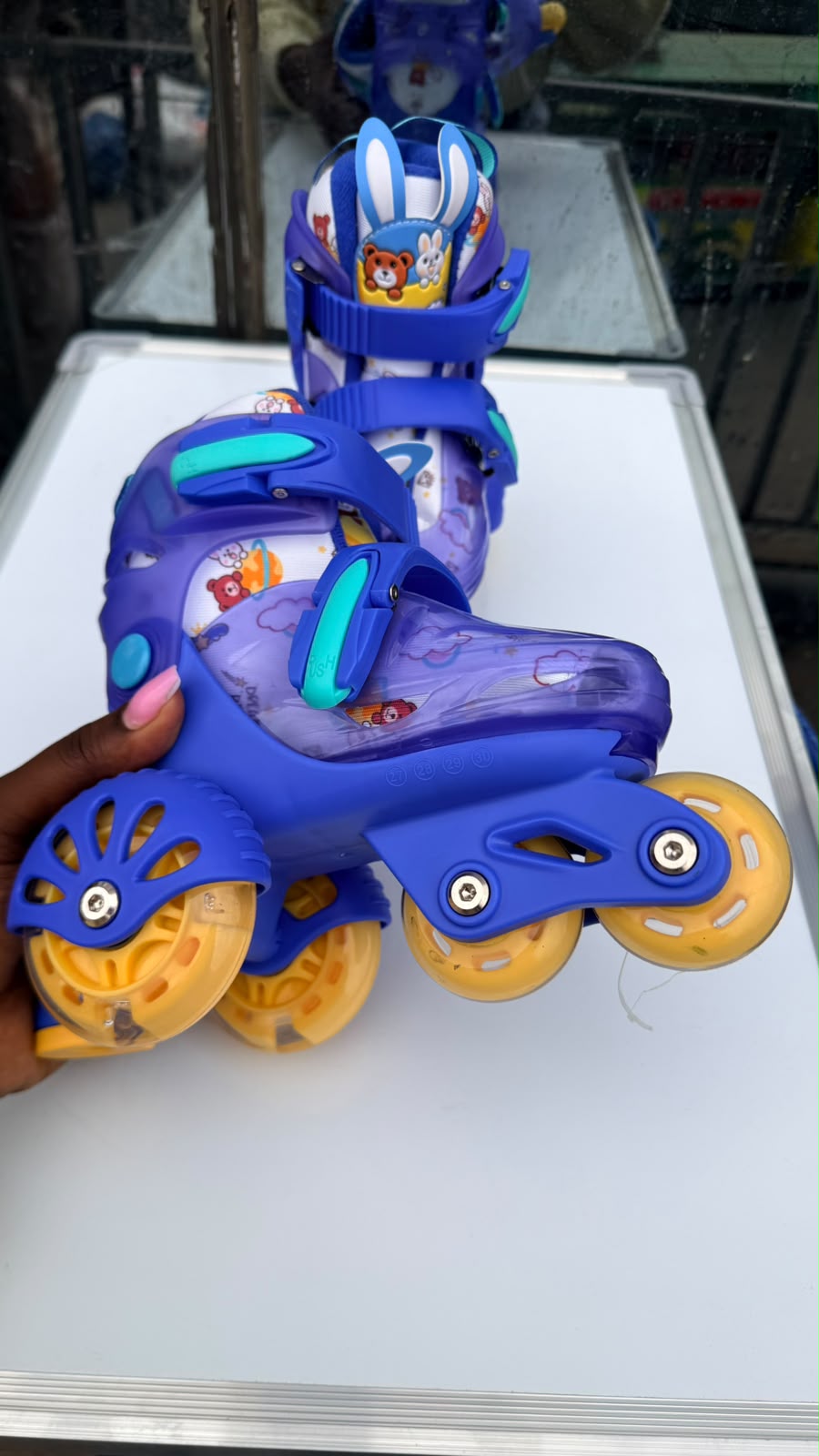 Adjustable roller-skating shoes